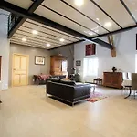 Romantique, Le Suc Du Pommier Bed & Breakfast
