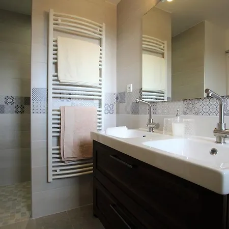 Romantique, Le Suc Du Pommier Bed & Breakfast 3*
